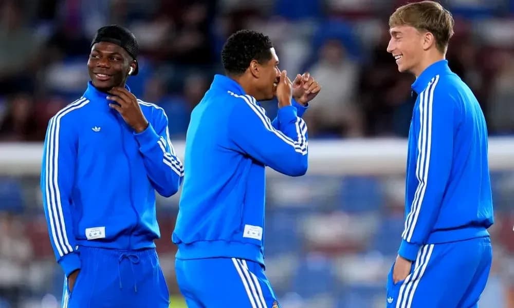 Tres jugadores riendo en el calentamiento previo Tres jugadores riendo en el calentamiento previo
