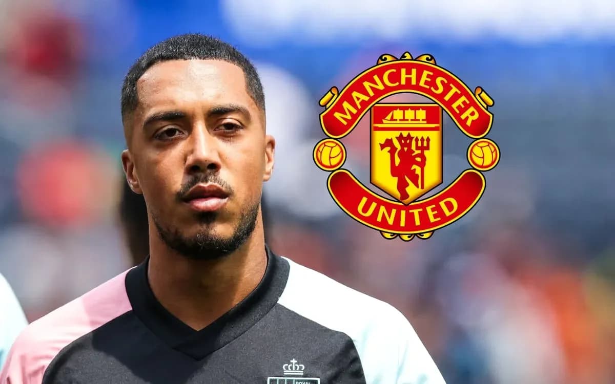 Jugador de fútbol con logo de Manchester United de fondo Jugador de fútbol con logo de Manchester United de fondo
