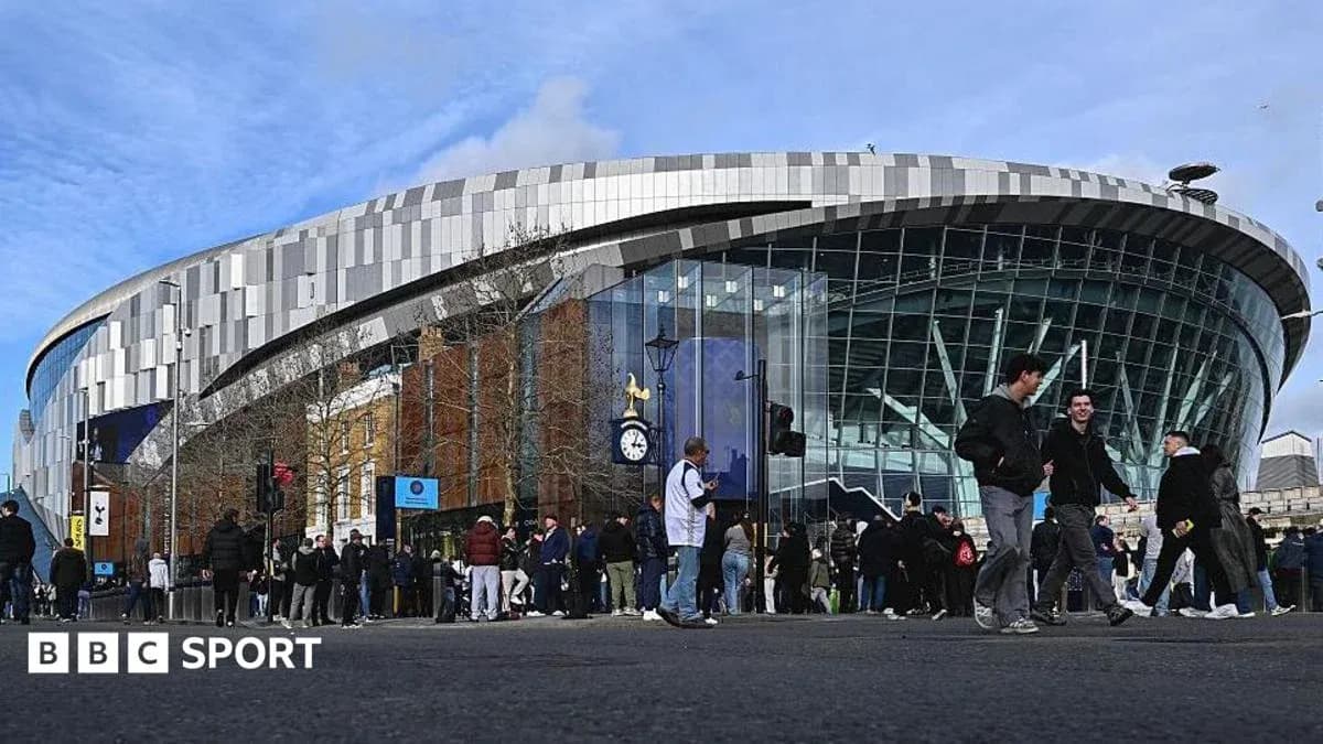 Aficionados llegando al estadio antes del partido Aficionados llegando al estadio antes del partido