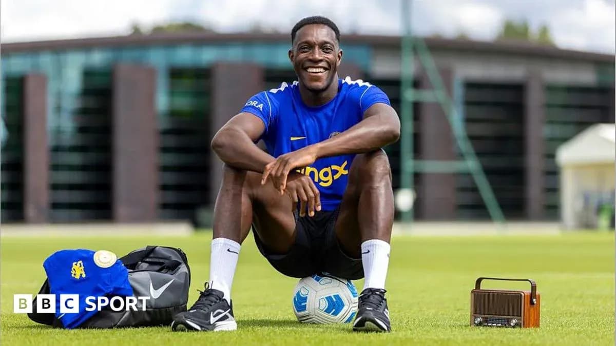 Jugador sonriente sentado en el campo de entrenamiento Jugador sonriente sentado en el campo de entrenamiento