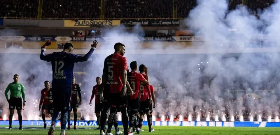 Jugadores de Atlas celebrando con humo en el estadio Jugadores de Atlas celebrando con humo en el estadio