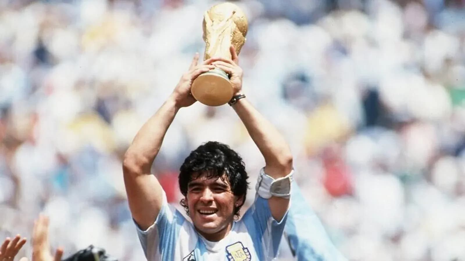 Jugador levantando la Copa del Mundo en celebración Jugador levantando la Copa del Mundo en celebración