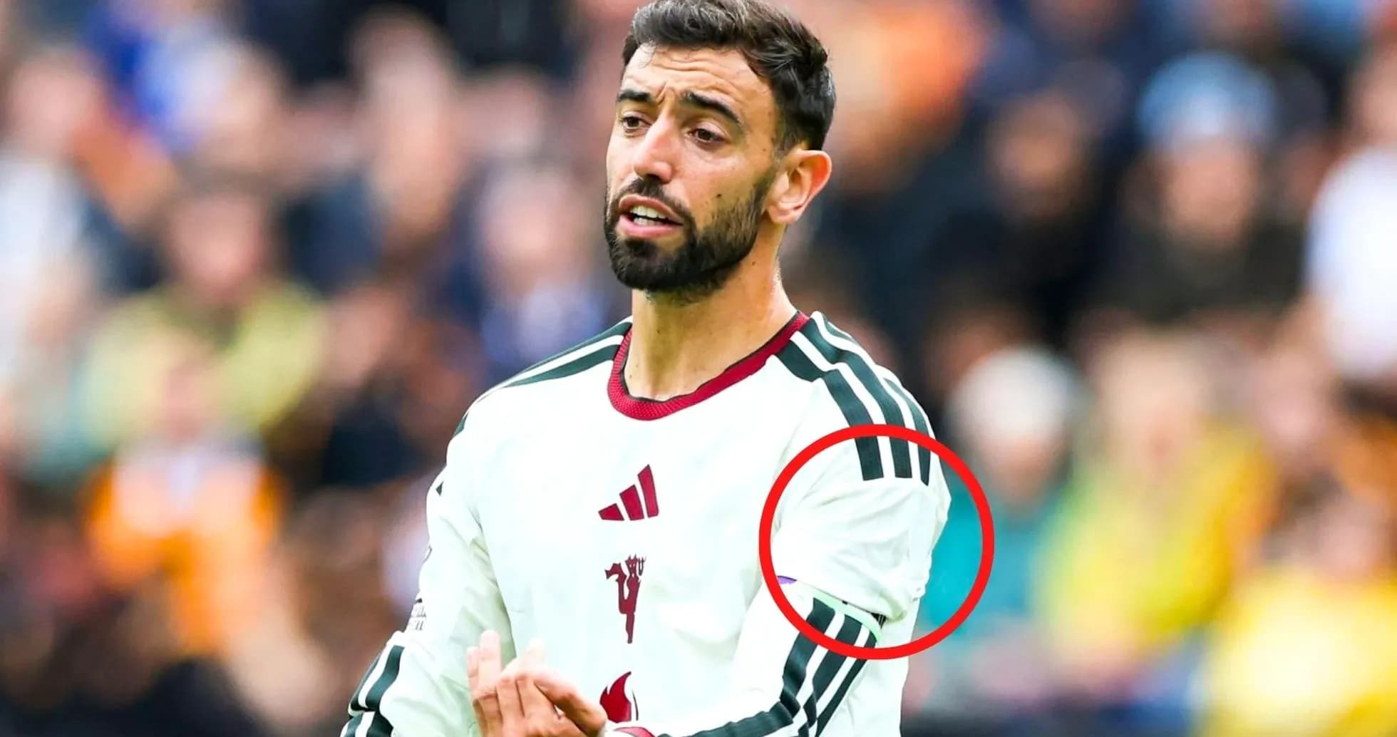 Jugador con camiseta blanca mostrando el brazo Jugador con camiseta blanca mostrando el brazo