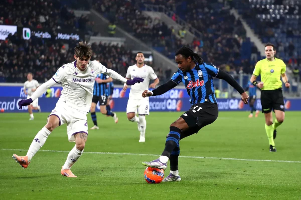 Jugador de Atalanta driblando a un jugador de Fiorentina Jugador de Atalanta driblando a un jugador de Fiorentina