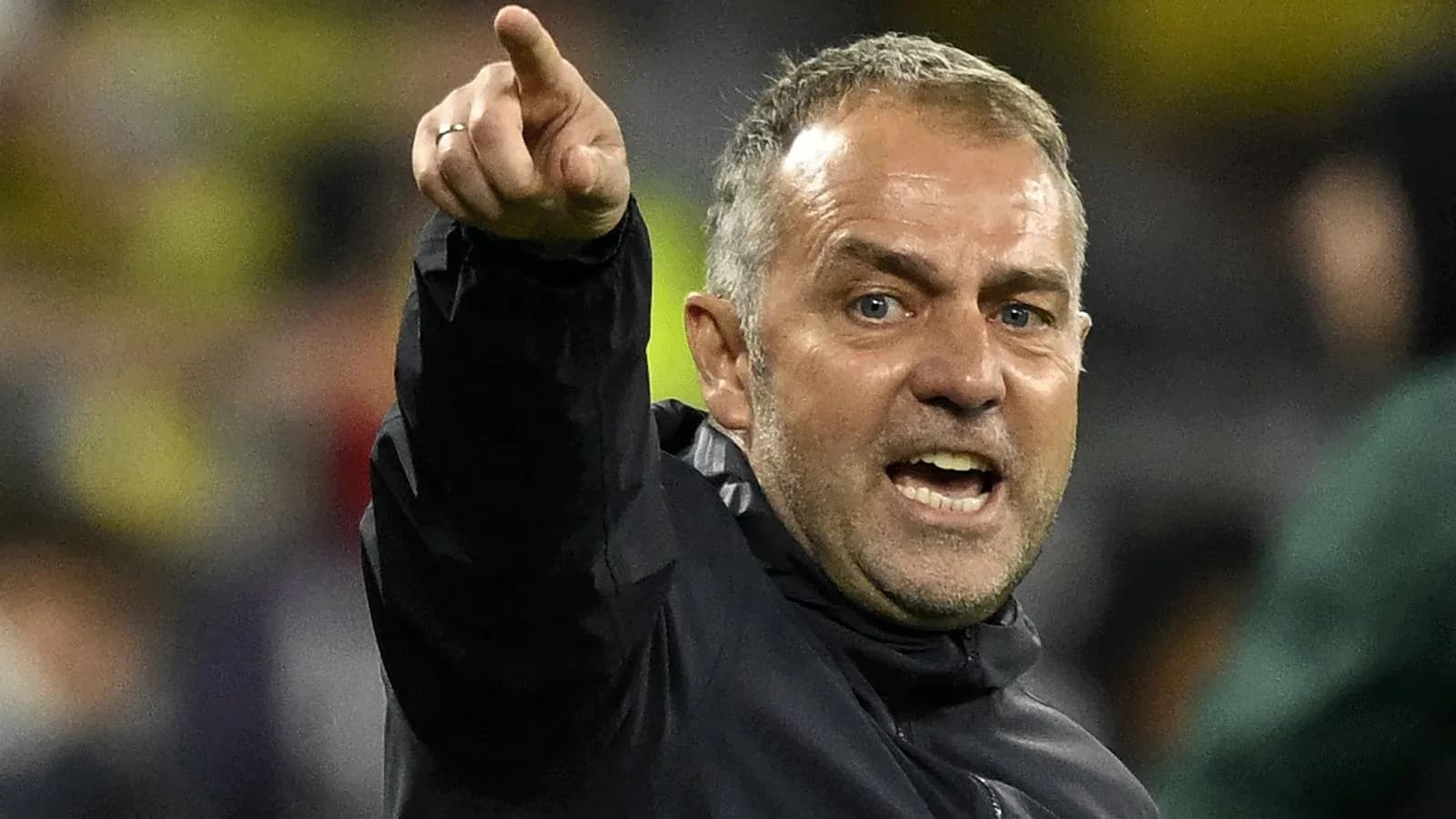 Entrenador señalando y dirigiendo a su equipo Entrenador señalando y dirigiendo a su equipo