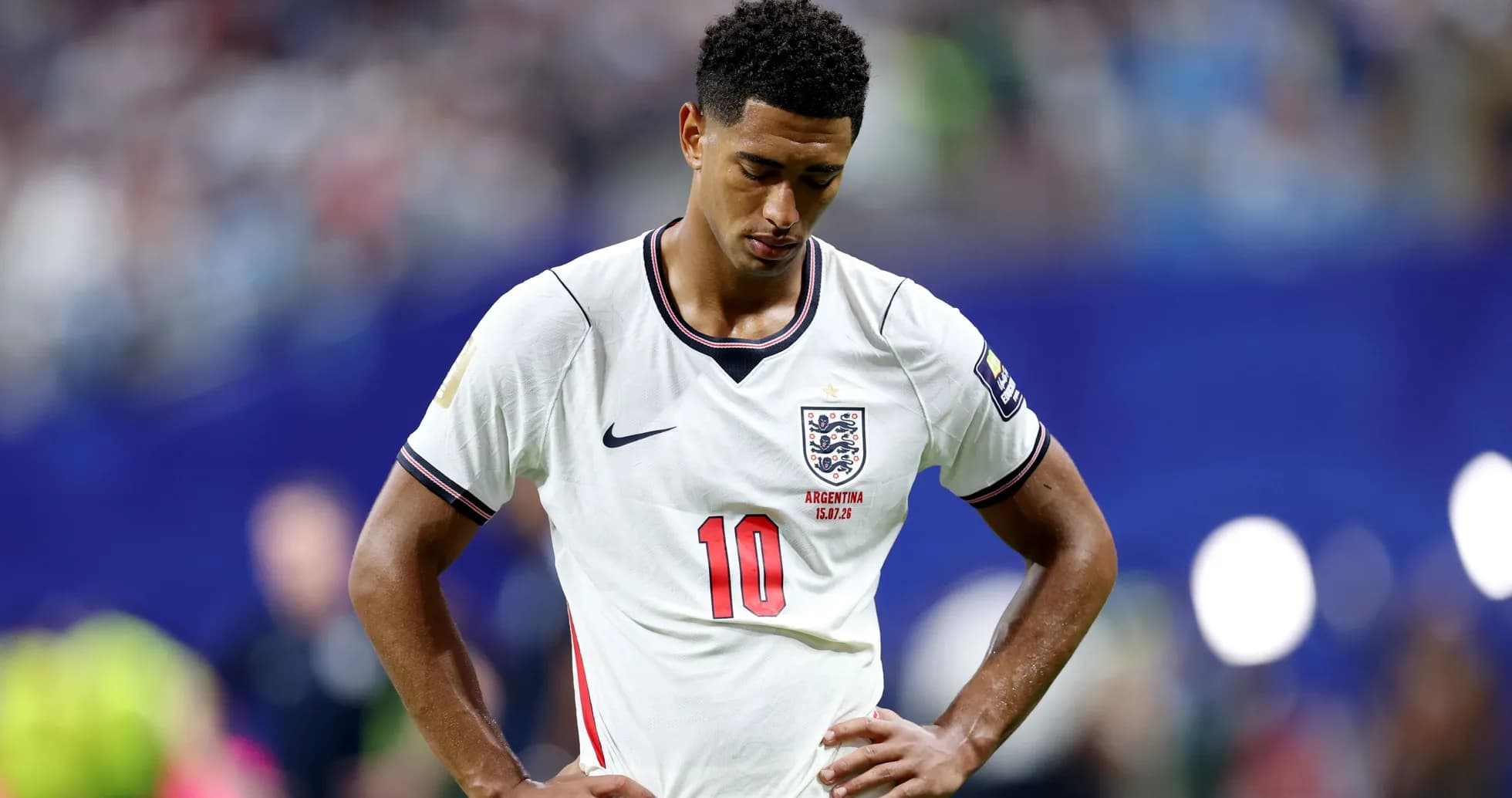 Jugador de Inglaterra con la cabeza agachada en el campo Jugador de Inglaterra con la cabeza agachada en el campo