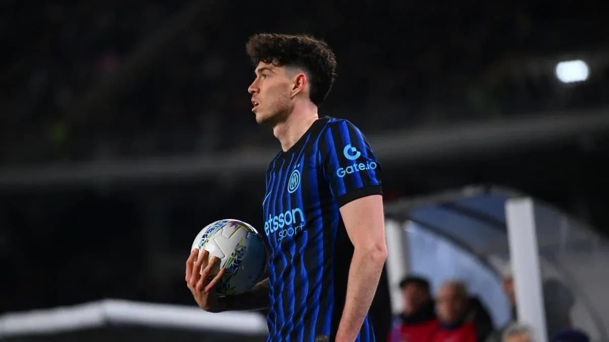 Jugador de Inter sosteniendo un balón en el campo Jugador de Inter sosteniendo un balón en el campo