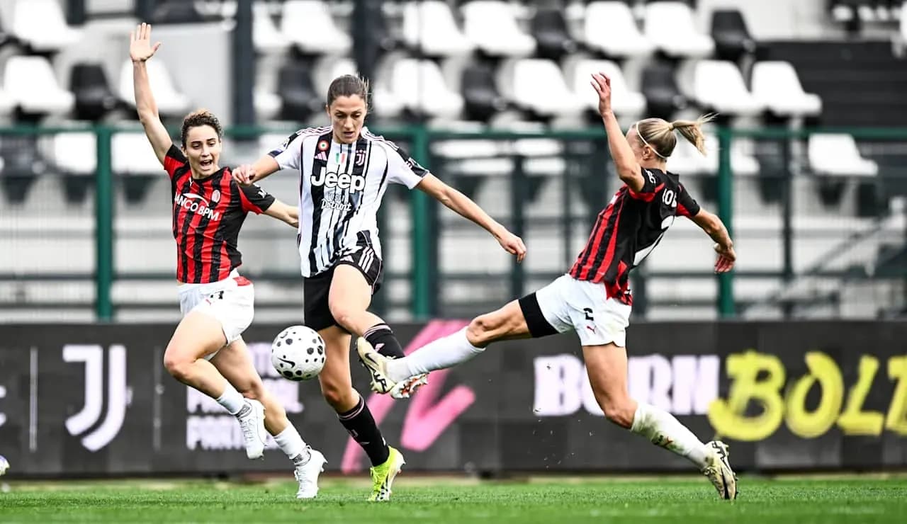 Jugadora de Juventus esquivando a dos rivales Jugadora de Juventus esquivando a dos rivales