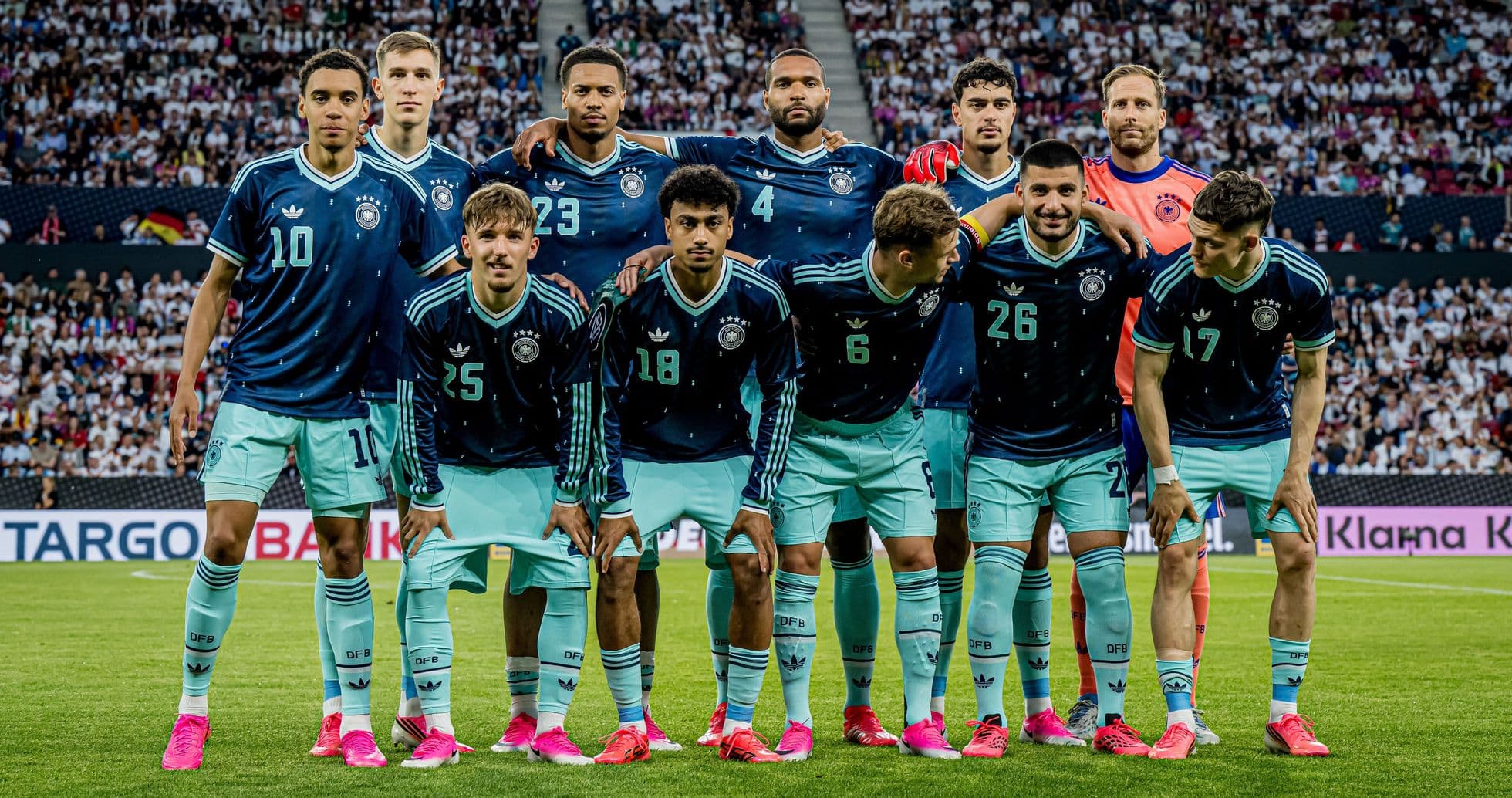 Equipo de Alemania posando en el campo de fútbol Equipo de Alemania posando en el campo de fútbol
