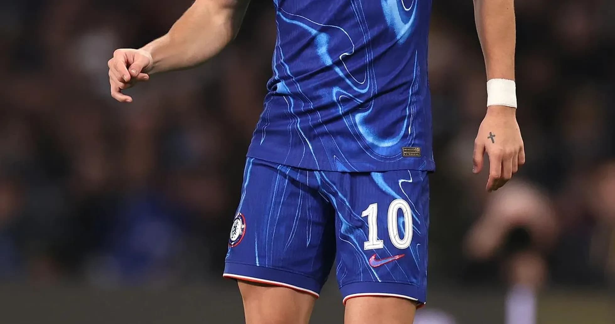 Jugador de Chelsea con balón en campo de juego Jugador de Chelsea con balón en campo de juego