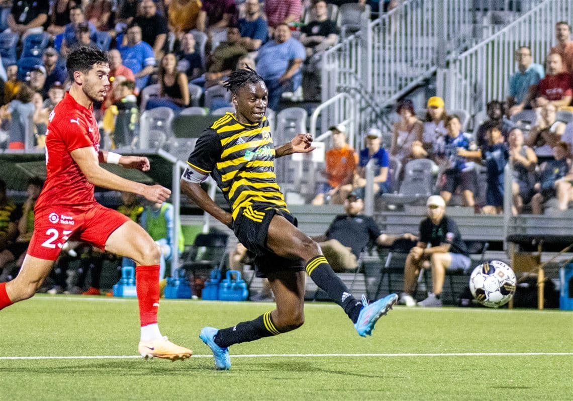 Jugador del Pittsburgh Riverhounds disparando el balón Jugador del Pittsburgh Riverhounds disparando el balón