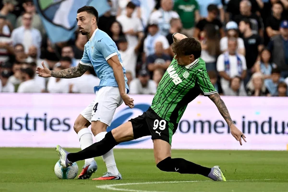 Jugadores de Lazio y Sassuolo luchando por el balón Jugadores de Lazio y Sassuolo luchando por el balón