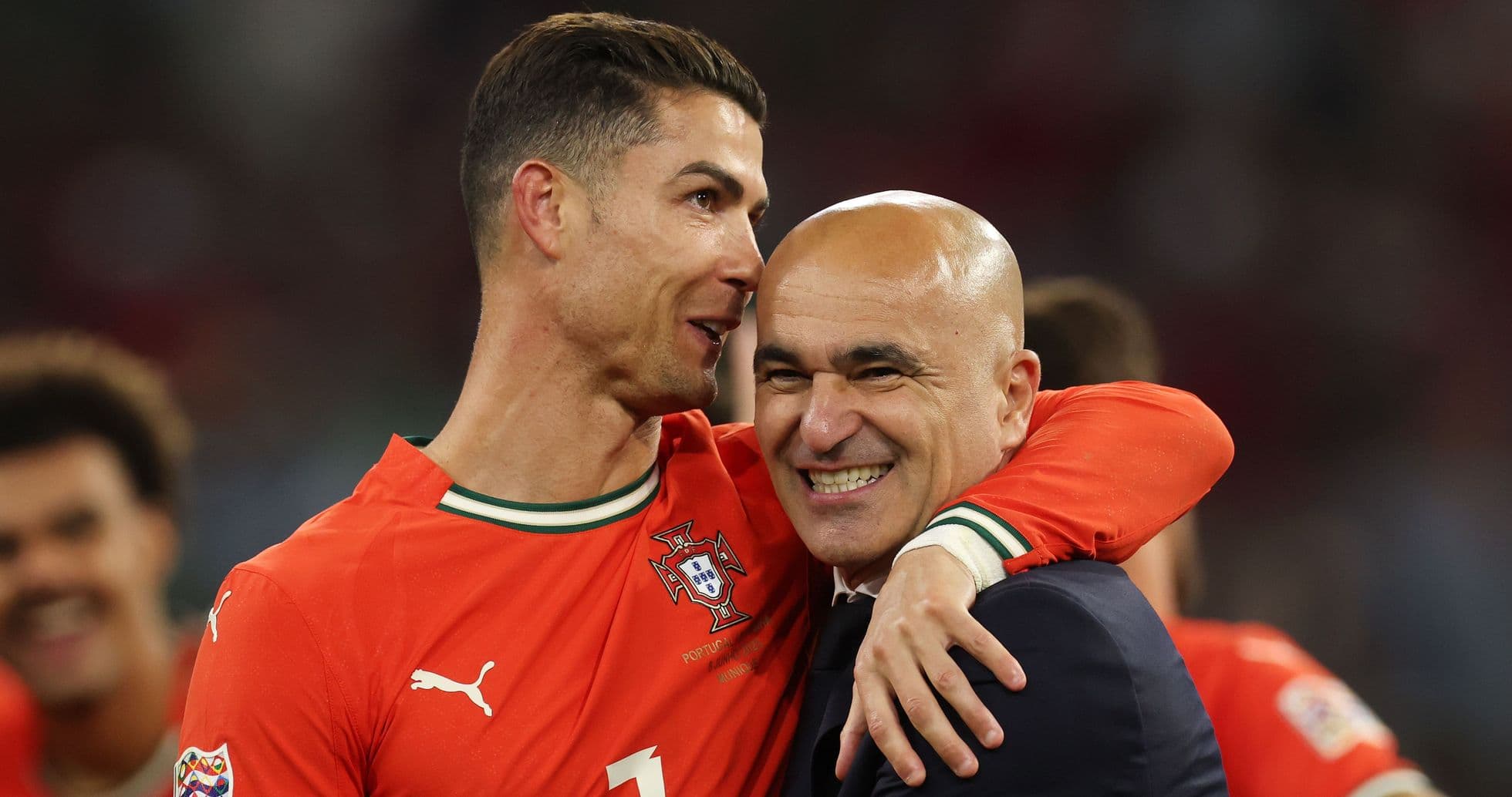 Cristiano Ronaldo abrazando a su entrenador en celebración Cristiano Ronaldo abrazando a su entrenador en celebración