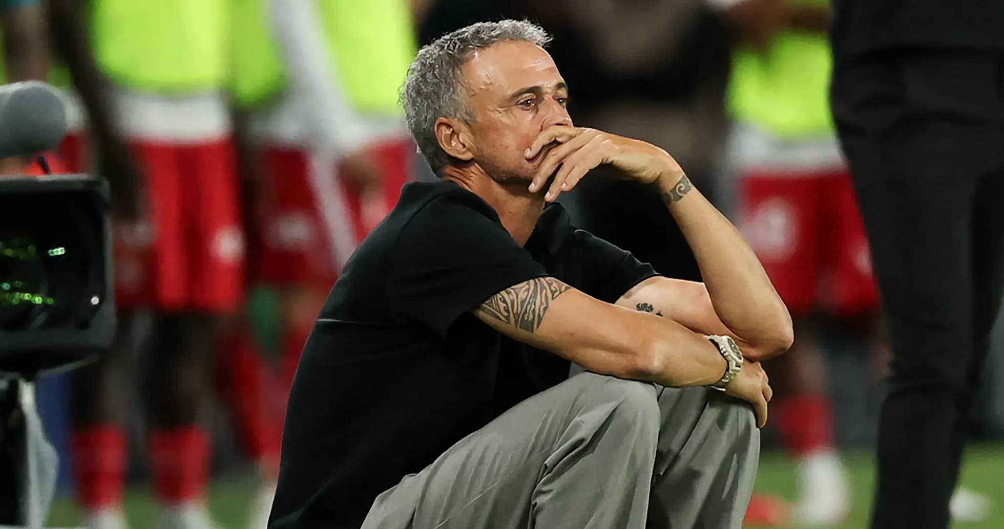 Entrenador sentado en el banquillo durante el partido Entrenador sentado en el banquillo durante el partido