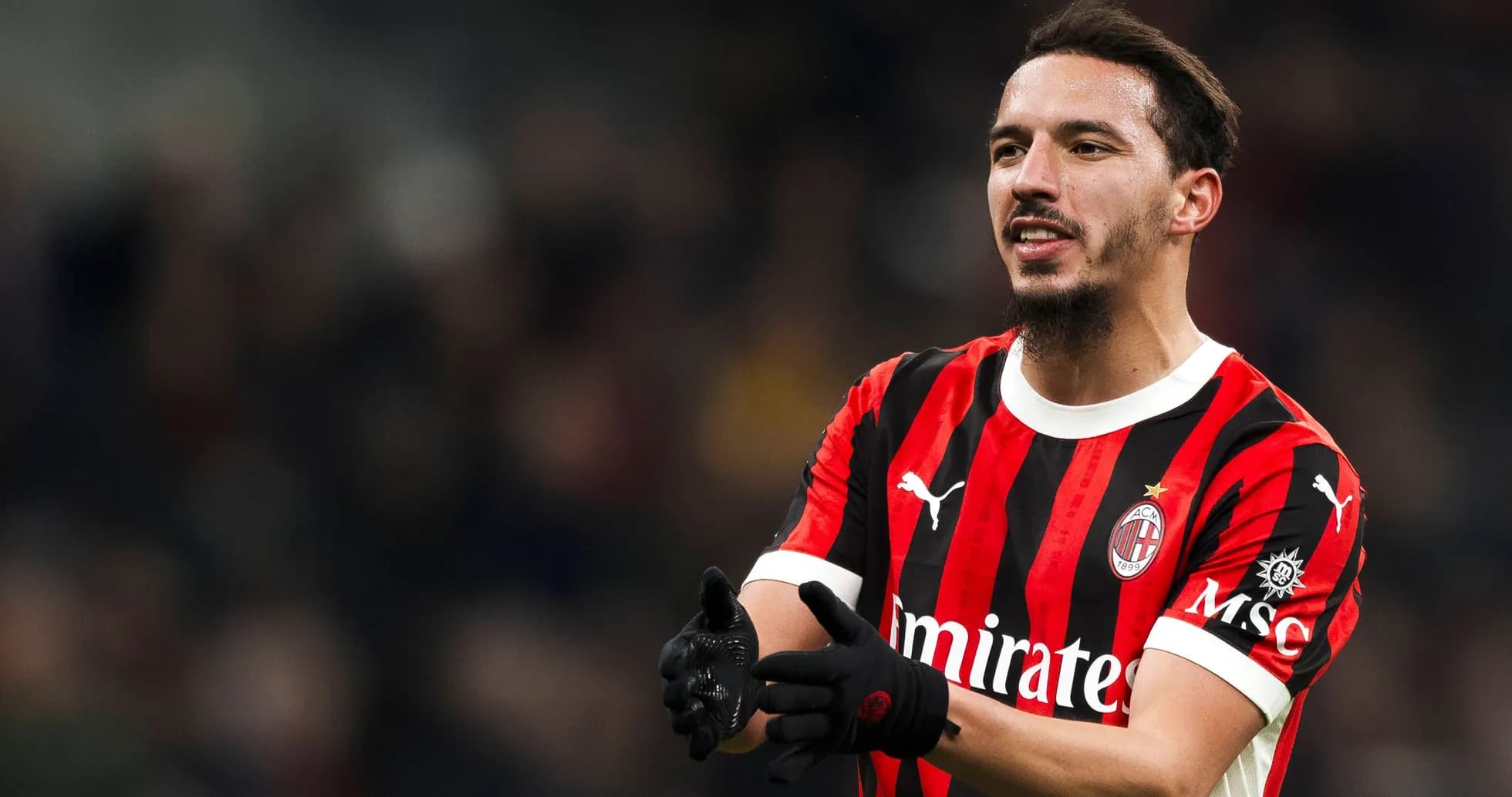 Jugador de AC Milan aplaudiendo durante el partido Jugador de AC Milan aplaudiendo durante el partido