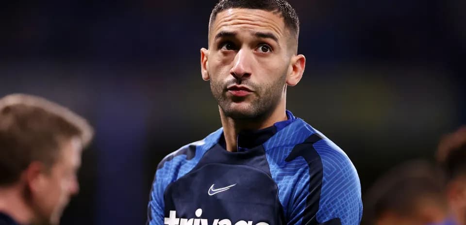 Jugador en calentamiento con uniforme de entrenamiento Jugador en calentamiento con uniforme de entrenamiento