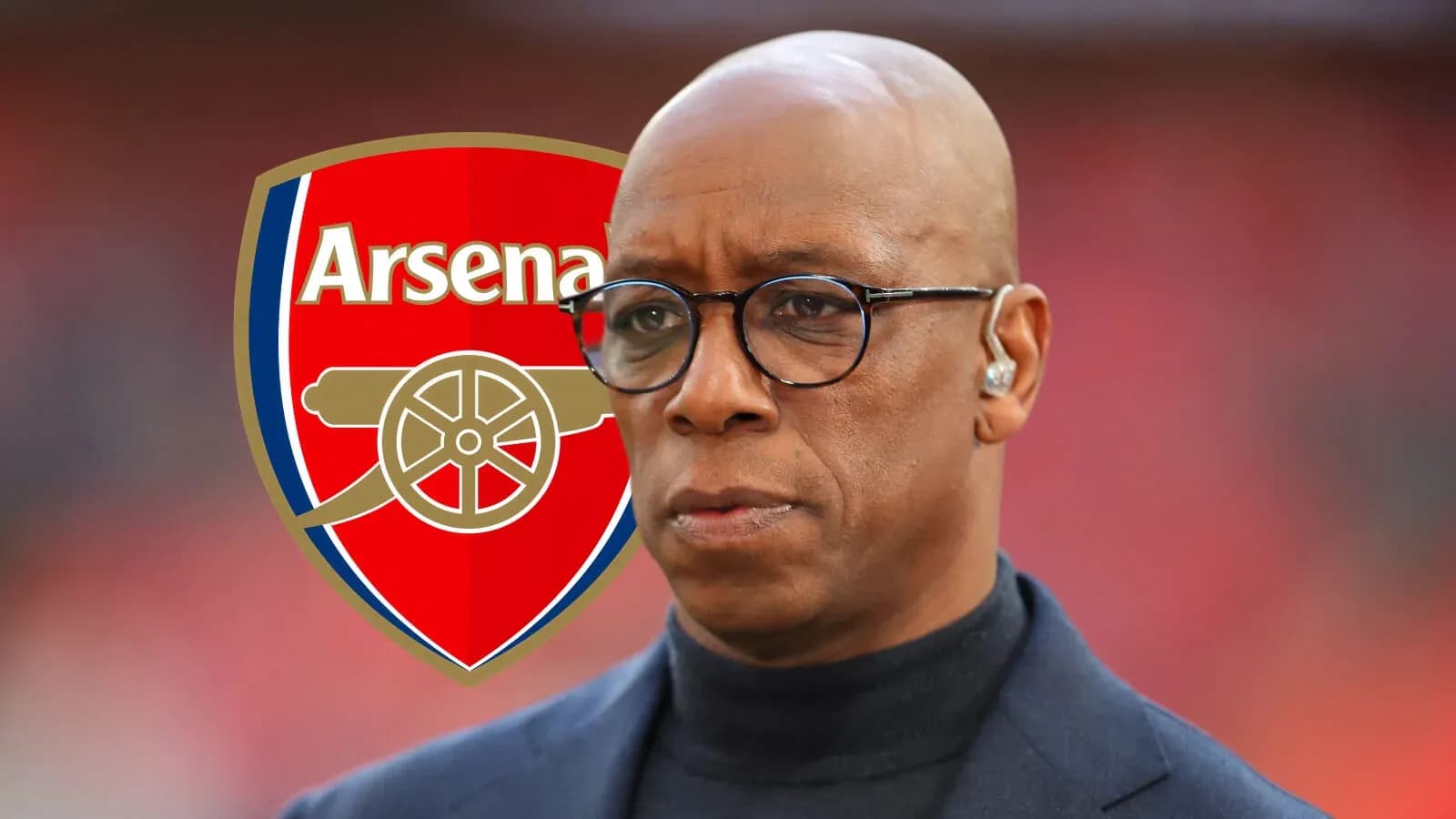 Hombre con gafas frente al logo del Arsenal Hombre con gafas frente al logo del Arsenal