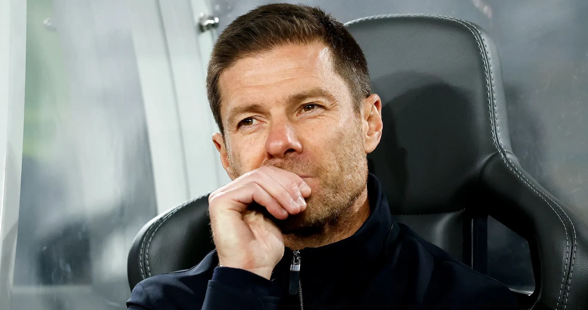 Entrenador pensativo en el banquillo durante el partido Entrenador pensativo en el banquillo durante el partido