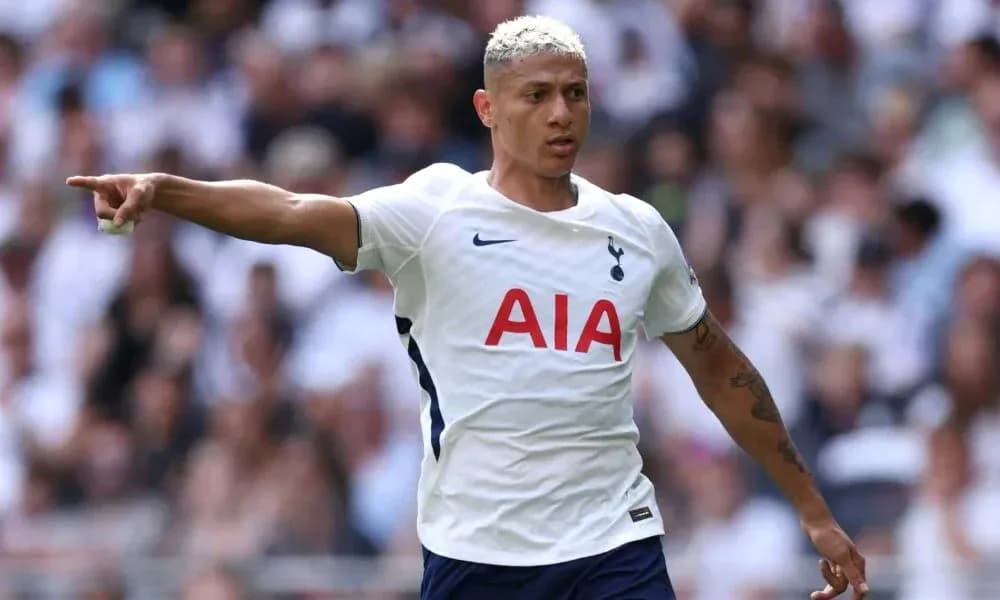 Jugador de Tottenham señalando durante el partido Jugador de Tottenham señalando durante el partido