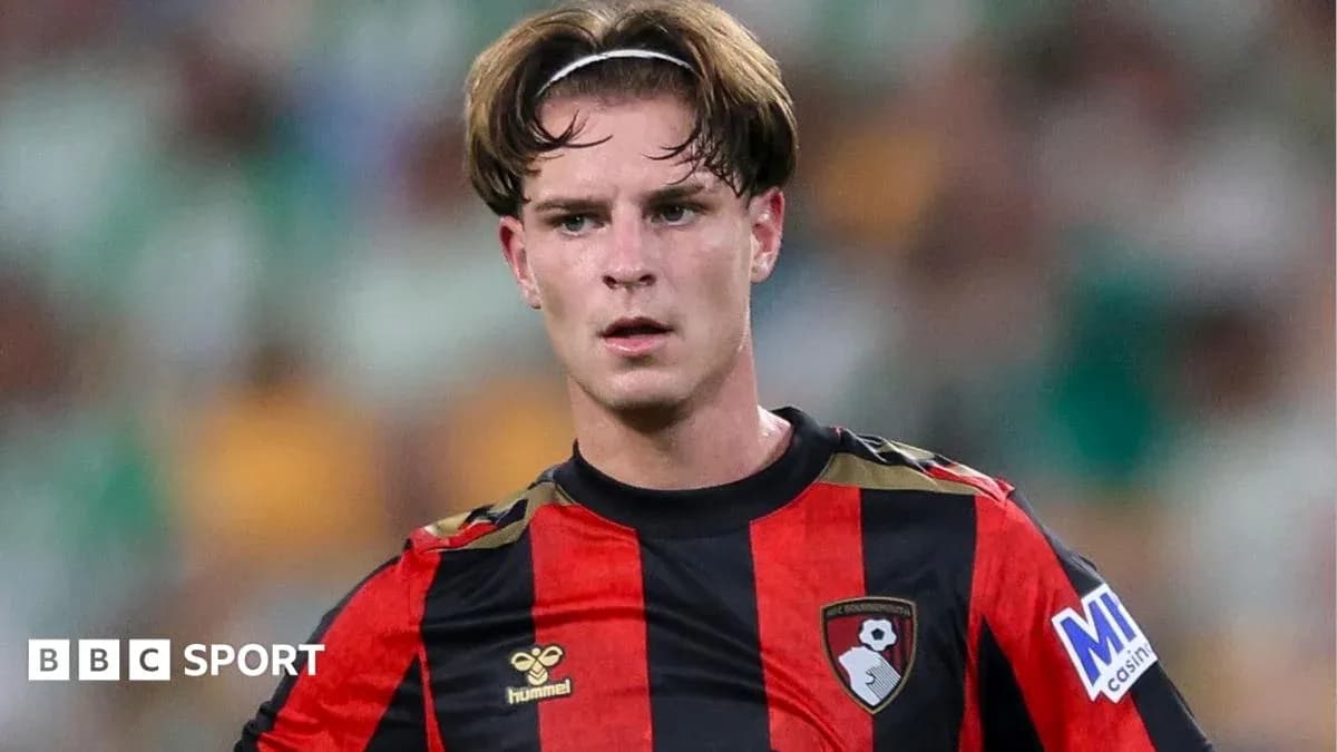 Jugador de Bournemouth en acción durante el partido Jugador de Bournemouth en acción durante el partido