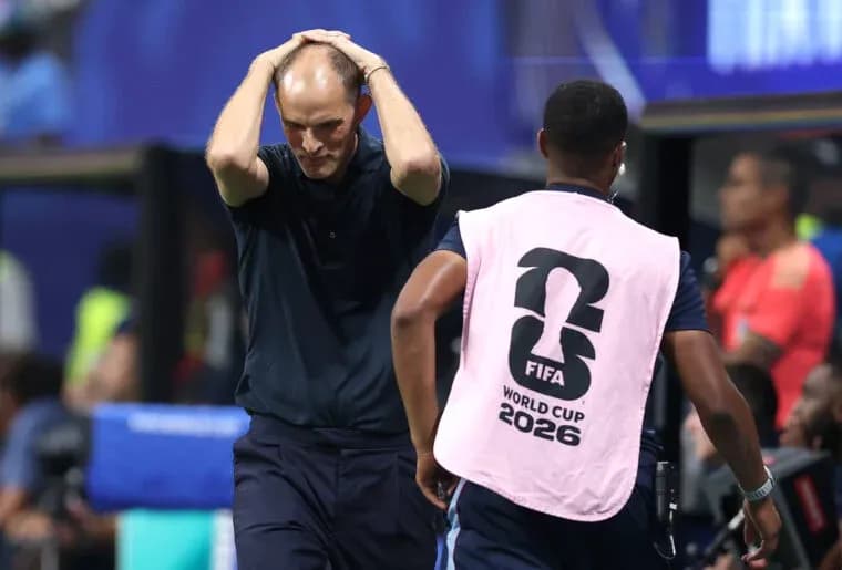 Entrenador preocupado durante partido de la Copa Mundial Entrenador preocupado durante partido de la Copa Mundial
