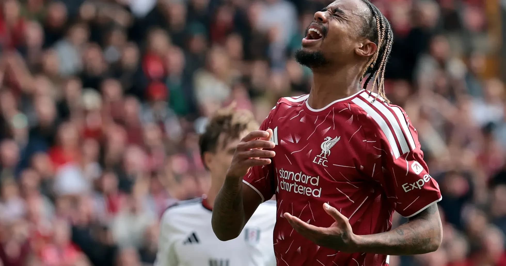 Jugador de Liverpool lamentándose en el campo Jugador de Liverpool lamentándose en el campo
