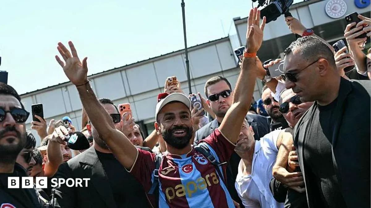Jugador saludando a la multitud en el aeropuerto Jugador saludando a la multitud en el aeropuerto