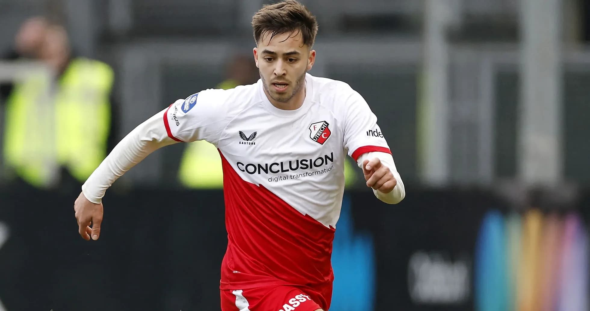 Jugador de FC Utrecht corriendo con balón en campo Jugador de FC Utrecht corriendo con balón en campo