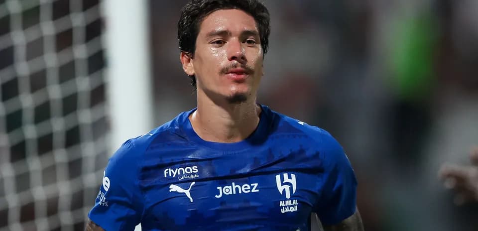 Jugador con camiseta azul de Al Hilal en el campo Jugador con camiseta azul de Al Hilal en el campo