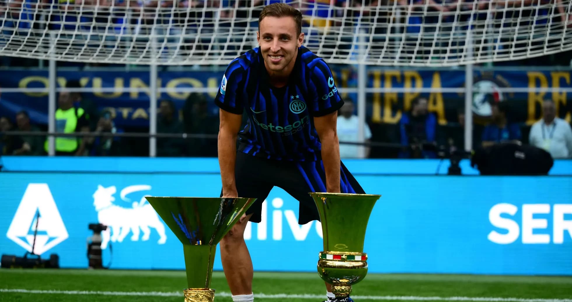 Jugador de Inter de Milán posando con trofeos Jugador de Inter de Milán posando con trofeos