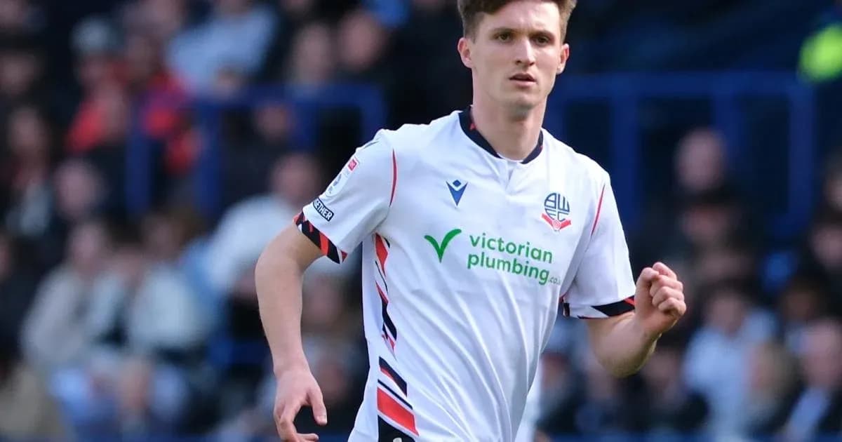 Jugador de Bolton Wanderers en acción durante un partido Jugador de Bolton Wanderers en acción durante un partido