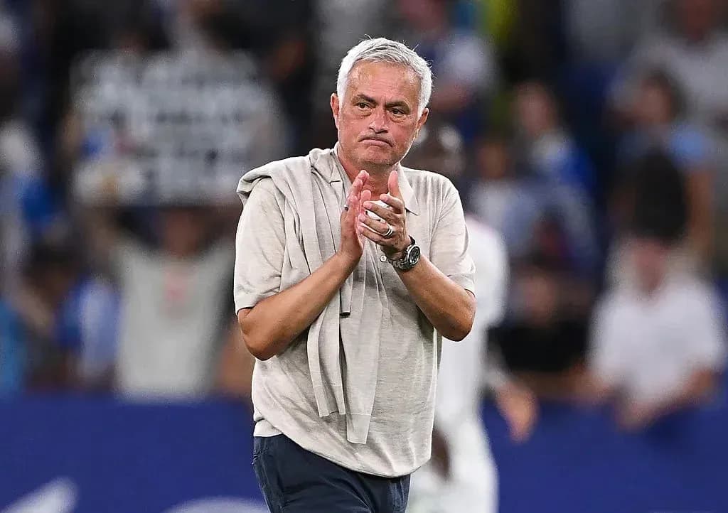 Entrenador aplaudiendo en el campo tras el partido Entrenador aplaudiendo en el campo tras el partido