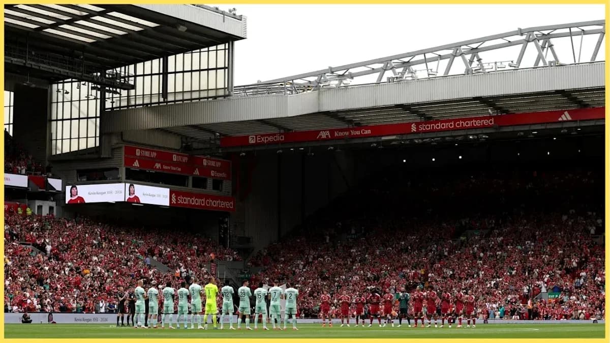 Equipos alineados en el estadio Anfield antes del partido Equipos alineados en el estadio Anfield antes del partido