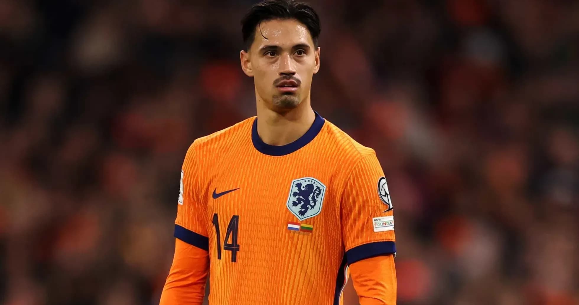 Jugador de la selección de Países Bajos en uniforme naranja Jugador de la selección de Países Bajos en uniforme naranja