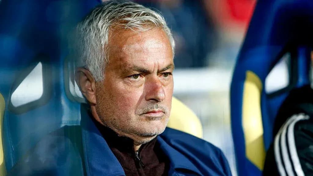 Entrenador sentado en el banquillo durante el partido Entrenador sentado en el banquillo durante el partido