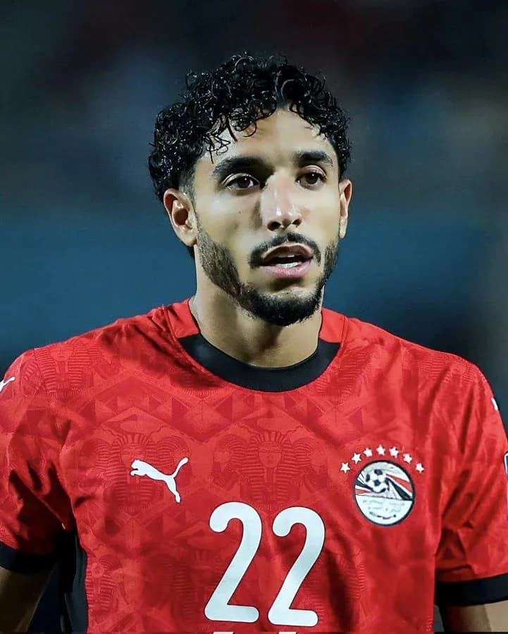Jugador de Egipto en camiseta roja durante el partido Jugador de Egipto en camiseta roja durante el partido