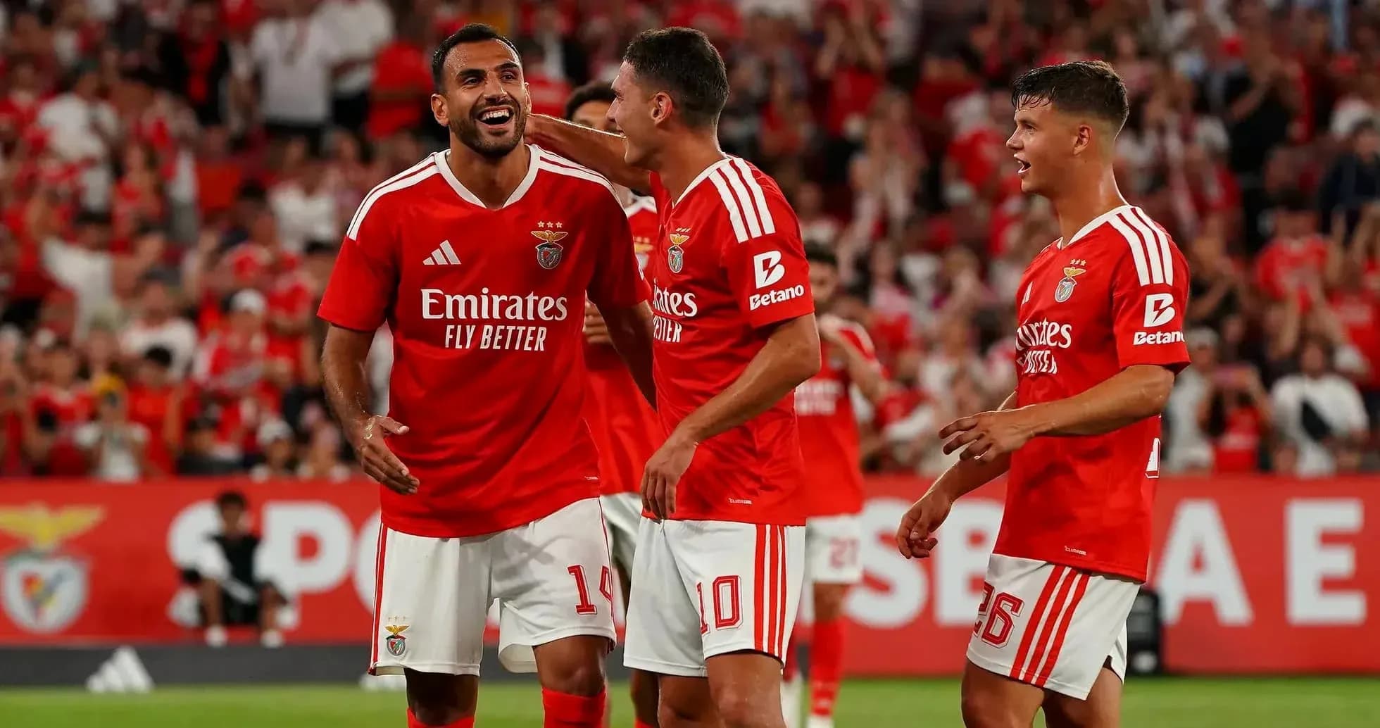 Jugadores de Benfica celebrando un gol Jugadores de Benfica celebrando un gol