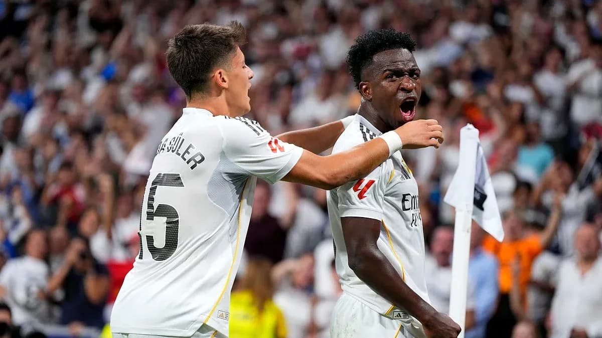 Celebración de gol de Vinícius y compañero Celebración de gol de Vinícius y compañero