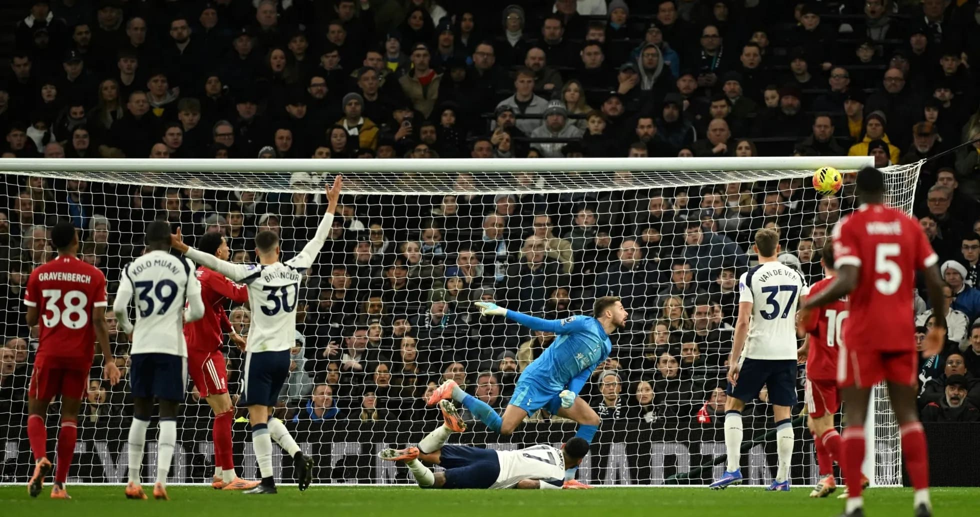 Gol de Liverpool en partido contra Tottenham Gol de Liverpool en partido contra Tottenham