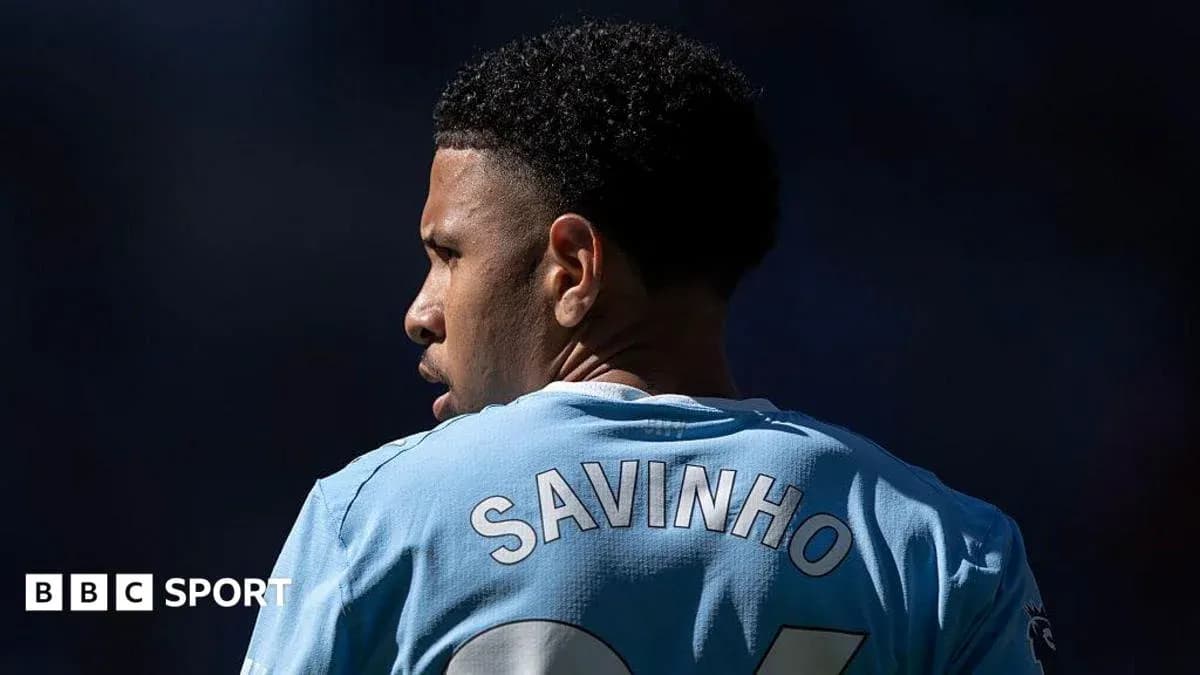 Jugador con camiseta azul y nombre Savinho visible Jugador con camiseta azul y nombre Savinho visible