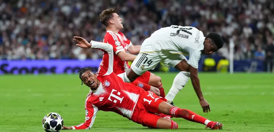 Jugador de Bayern cae mientras compite con Real Madrid Jugador de Bayern cae mientras compite con Real Madrid
