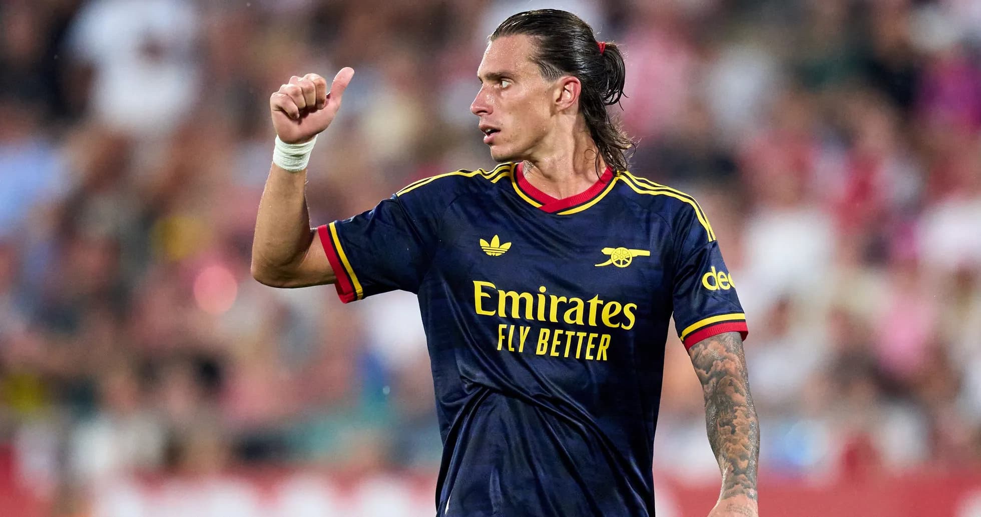 Jugador de Arsenal dando un pulgar arriba en partido Jugador de Arsenal dando un pulgar arriba en partido