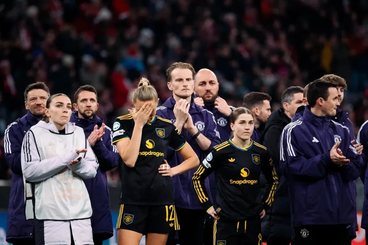 Jugadoras y entrenadores de equipo aplaudiendo Jugadoras y entrenadores de equipo aplaudiendo