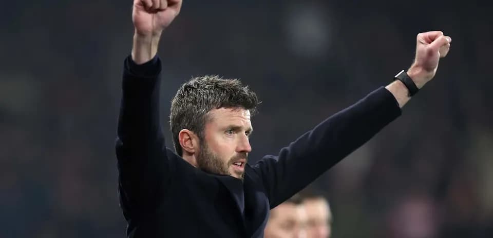 Entrenador levantando los brazos en señal de triunfo Entrenador levantando los brazos en señal de triunfo