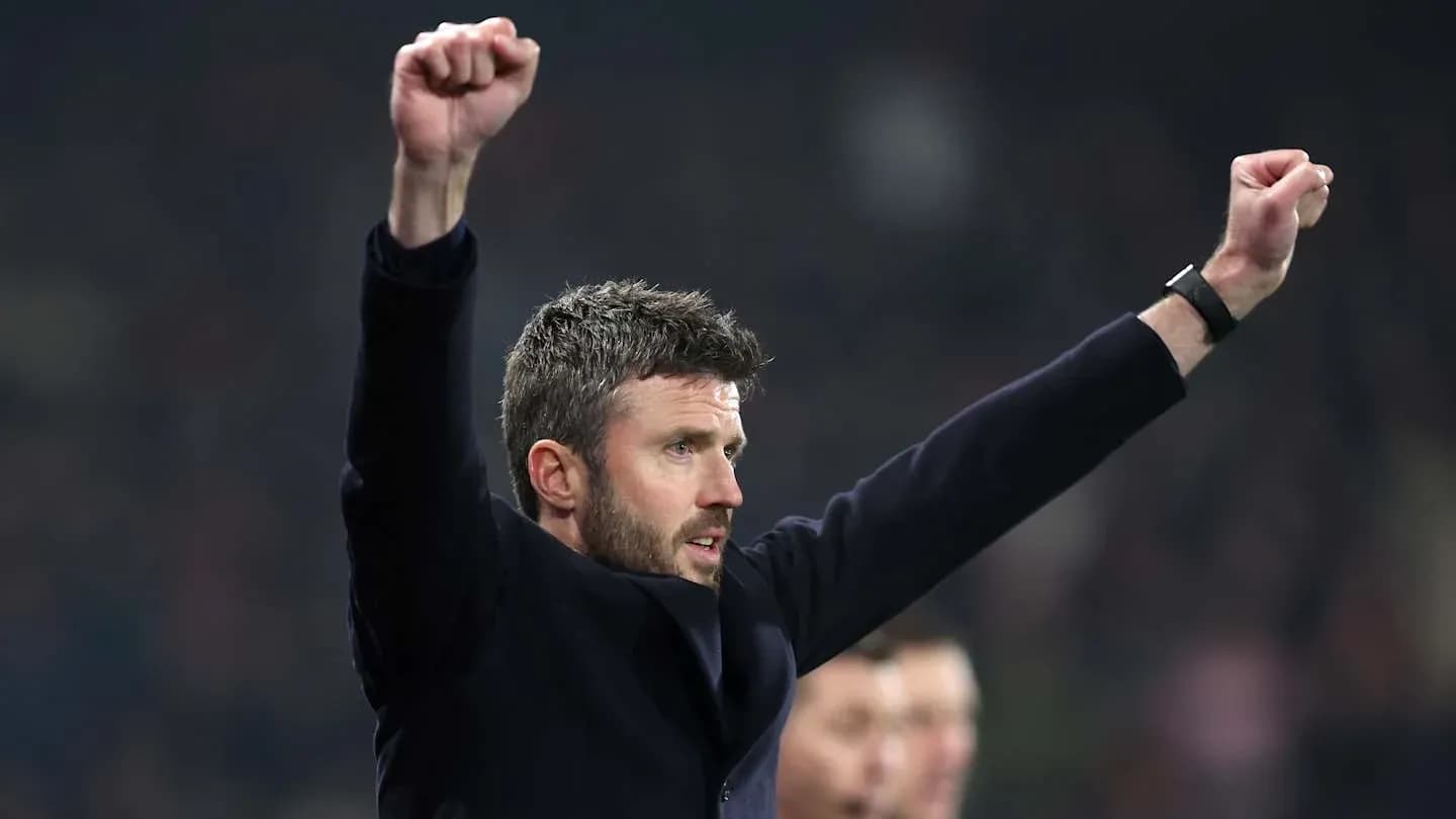 Entrenador levantando los brazos en señal de triunfo Entrenador levantando los brazos en señal de triunfo