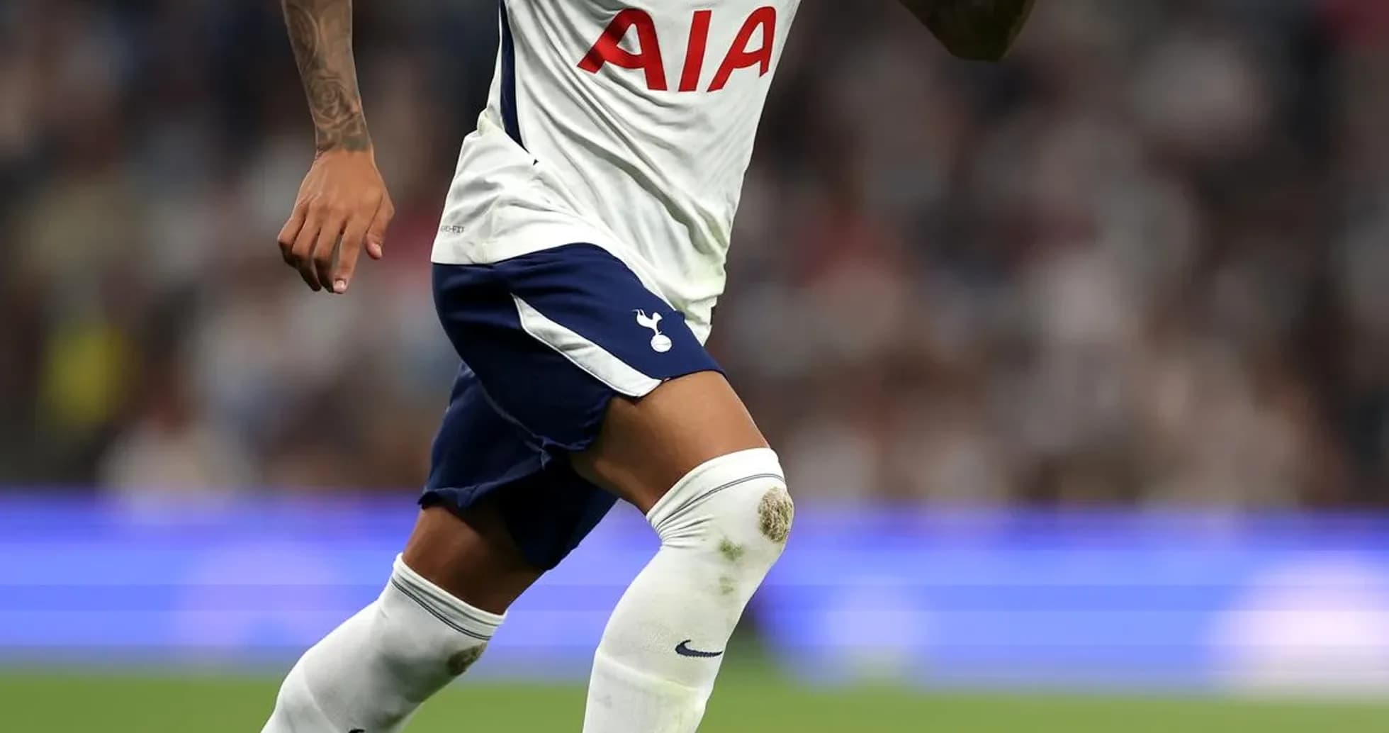 Jugador de Tottenham corriendo con el balón en campo Jugador de Tottenham corriendo con el balón en campo
