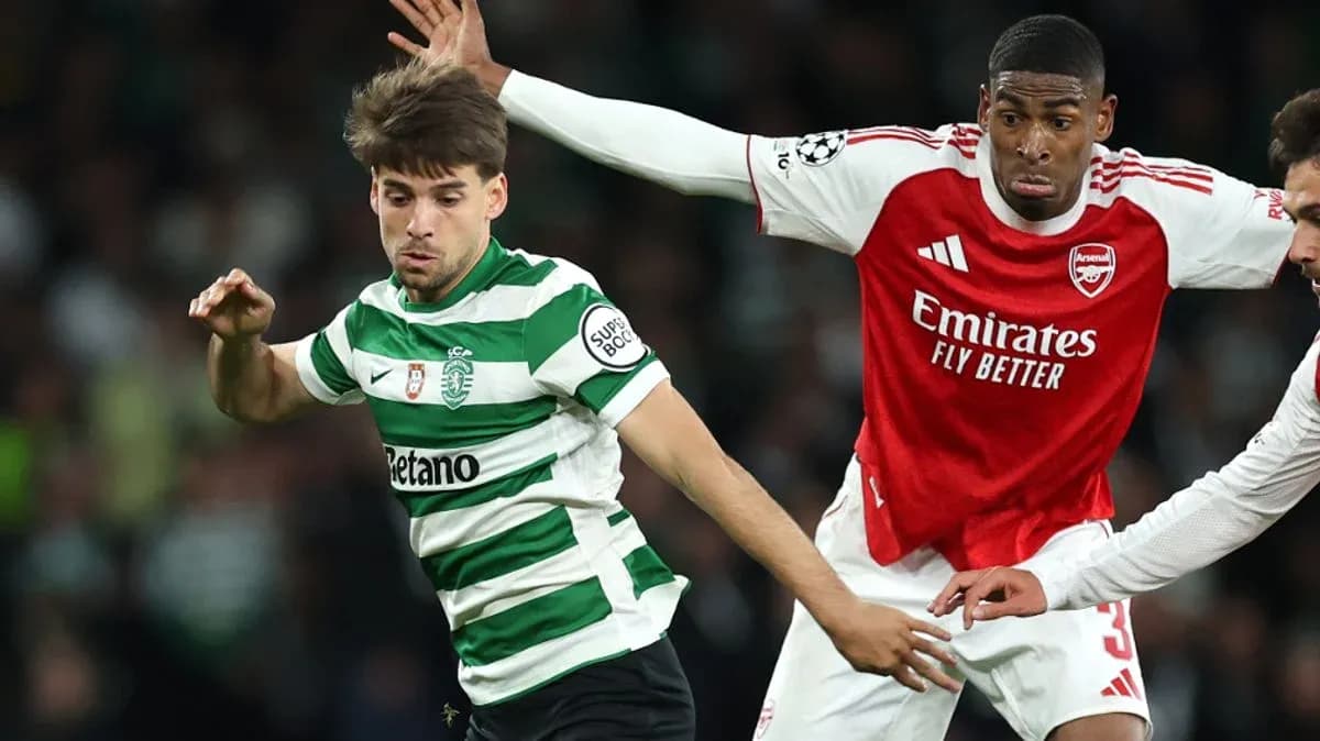 Jugador del Sporting CP esquivando a un defensor del Arsenal Jugador del Sporting CP esquivando a un defensor del Arsenal