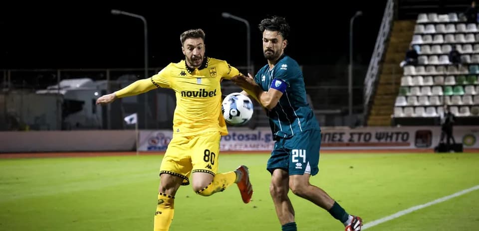 Jugadores compitiendo por el balón en el partido Jugadores compitiendo por el balón en el partido