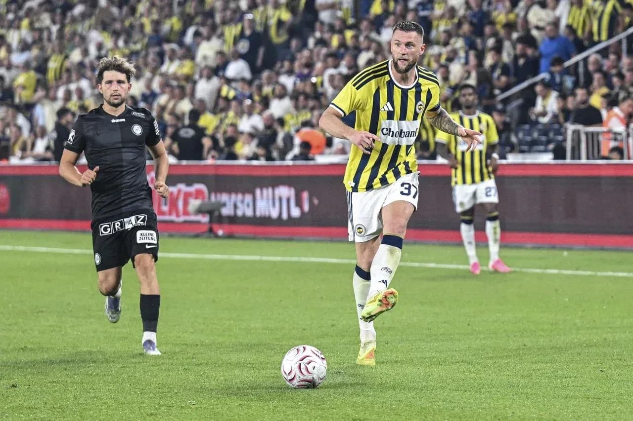 Jugadores de Fenerbahçe y Sturm Graz en el campo Jugadores de Fenerbahçe y Sturm Graz en el campo