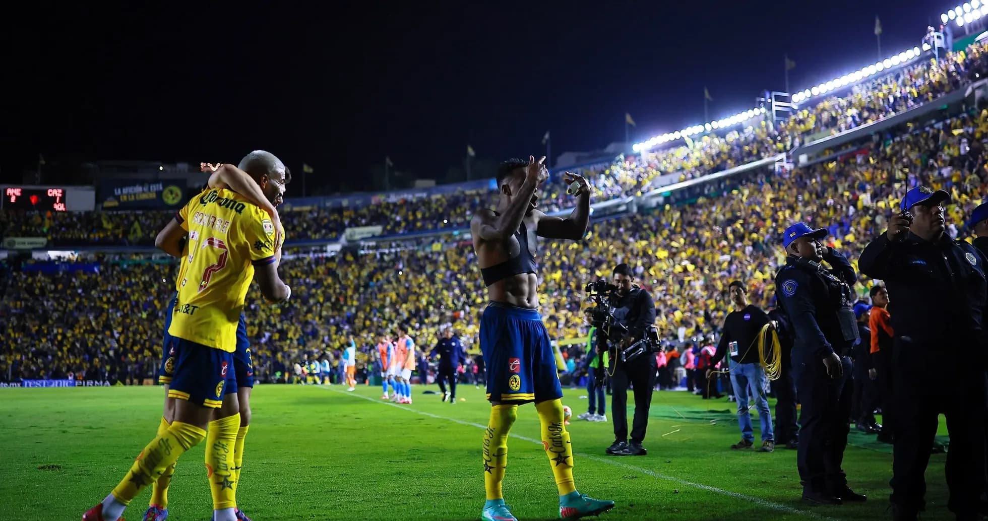 Jugadores de Club América celebrando con la afición Jugadores de Club América celebrando con la afición